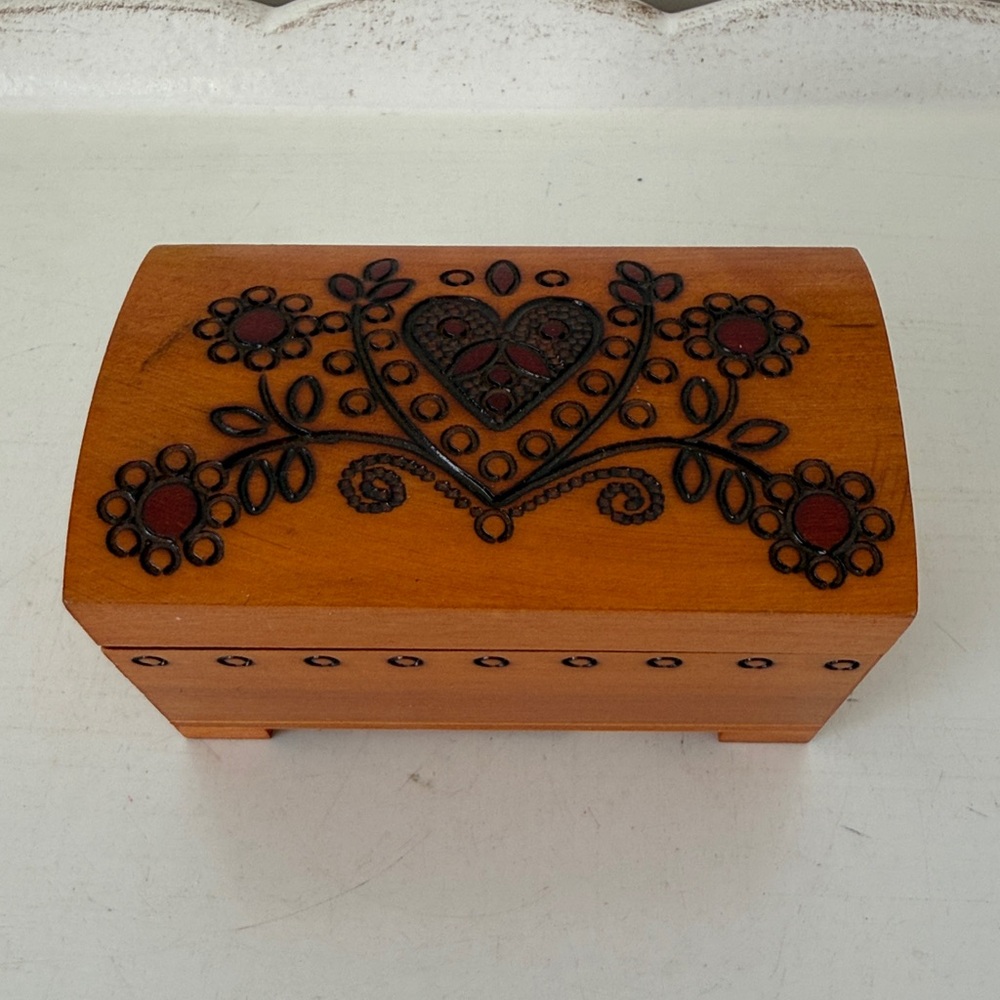 Vintage Wooden Trinket Box Polish Folk Art Handcarved Hearts - Made in Poland - Picture 11 of 11